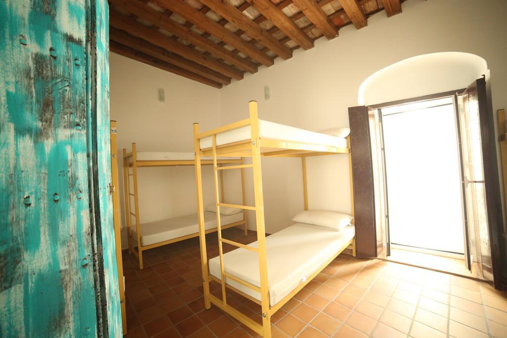 Wake Up In Tarifa Hostel & Restaurant Lounge Стая снимка