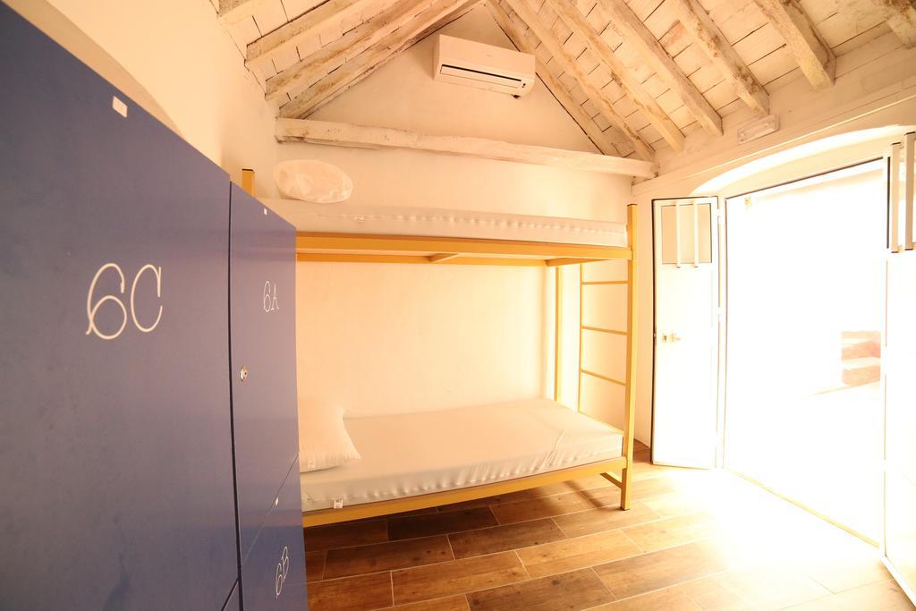 Wake Up In Tarifa Hostel & Restaurant Lounge Стая снимка